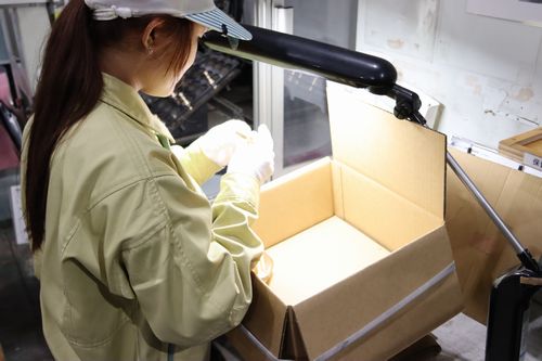 技能実習生が工場で作業をする様子