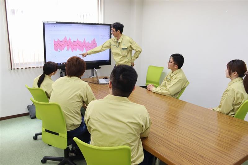 技能実習生が工場で作業をする様子